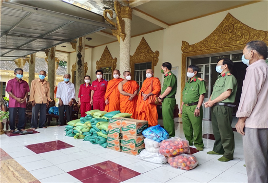 Đội Thanh niên xung kích tỉnh Trà Vinh: Tiếp tục hỗ trợ lương thực, thực phầm các chùa Khmer huyện Trà Cú